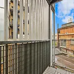 2 Bedroom Apartment Short Term Rental & Flexible Renting Shoreditch With Free Wifi & Balcony